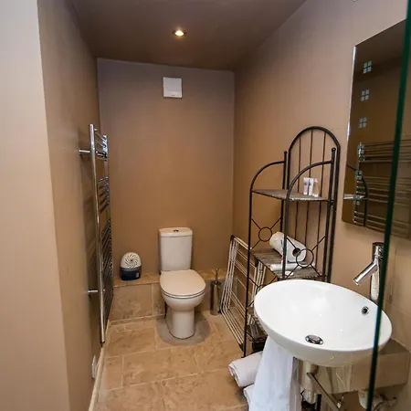 Modern 1-bed House In For 4 People